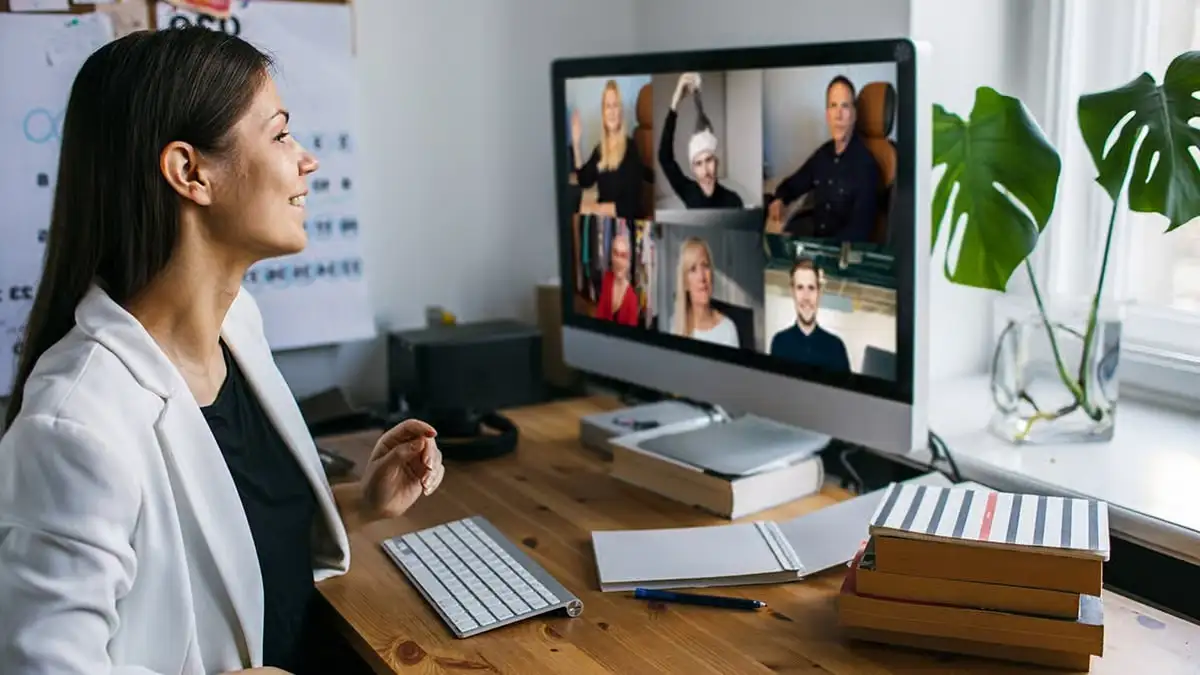 Führungskraft sitzt im Home-Office vor Laptop im Online Meeting